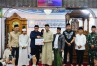 Wali Kota Sungai Penuh Alfin menyerahkan bantuan CSR Rp10 juta kepada pengurus Masjid Baiturahman saat Safari Ramadhan 1447 H