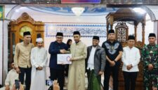 Wali Kota Sungai Penuh Alfin menyerahkan bantuan CSR Rp10 juta kepada pengurus Masjid Baiturahman saat Safari Ramadhan 1447 H