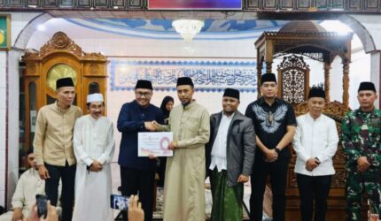 Wako Alfin menyerahkan bantuan Rp10 juta saat Safari Ramadhan 1447 H di Masjid Baiturahman Sungai Penuh