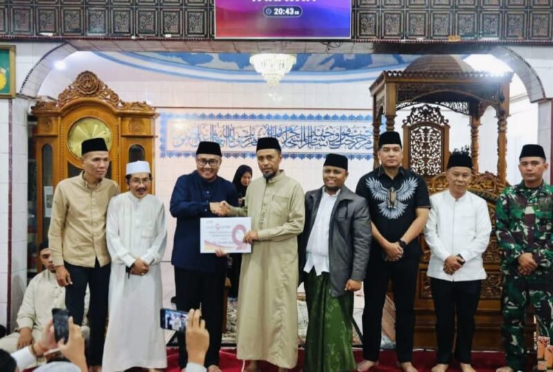 Wali Kota Sungai Penuh Alfin menyerahkan bantuan CSR Rp10 juta kepada pengurus Masjid Baiturahman saat Safari Ramadhan 1447 H