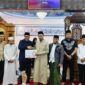 Wali Kota Sungai Penuh Alfin menyerahkan bantuan CSR Rp10 juta kepada pengurus Masjid Baiturahman saat Safari Ramadhan 1447 H