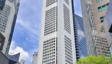 Tampilan gedung One Raffles Place di kawasan bisnis utama Singapura yang dijajaki untuk dijual oleh Mochtar Riady.