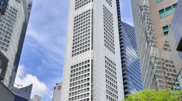 Tampilan gedung One Raffles Place di kawasan bisnis utama Singapura yang dijajaki untuk dijual oleh Mochtar Riady.