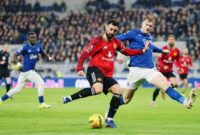 Pemain Manchester United mencoba melewati hadangan pemain Everton dalam pertandingan Liga Inggris yang berakhir imbang 0-0 di babak pertama.
