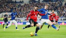 Pemain Manchester United mencoba melewati hadangan pemain Everton dalam pertandingan Liga Inggris yang berakhir imbang 0-0 di babak pertama.