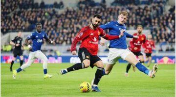 Pemain Manchester United mencoba melewati hadangan pemain Everton dalam pertandingan Liga Inggris yang berakhir imbang 0-0 di babak pertama.