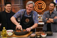 Dubes Inggris Dominic Jermey menunjukkan cara membuat sambal di MasterChef Indonesia, bagian dari diplomasi budaya dan kuliner antara Indonesia dan Inggris.