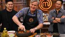 Dubes Inggris Dominic Jermey menunjukkan cara membuat sambal di MasterChef Indonesia, bagian dari diplomasi budaya dan kuliner antara Indonesia dan Inggris.