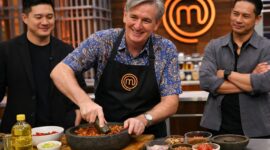 Dubes Inggris Dominic Jermey menunjukkan cara membuat sambal di MasterChef Indonesia, bagian dari diplomasi budaya dan kuliner antara Indonesia dan Inggris.