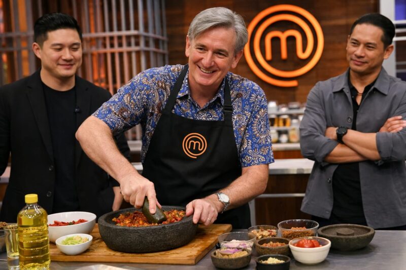 Dubes Inggris Dominic Jermey menunjukkan cara membuat sambal di MasterChef Indonesia, bagian dari diplomasi budaya dan kuliner antara Indonesia dan Inggris.