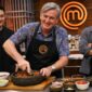 Dubes Inggris Dominic Jermey menunjukkan cara membuat sambal di MasterChef Indonesia, bagian dari diplomasi budaya dan kuliner antara Indonesia dan Inggris.