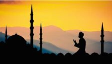 Umat Muslim menahan diri dari makan dan minum selama puasa sesuai rukun puasa.