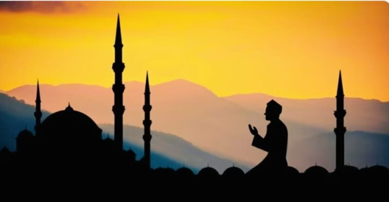 Umat Muslim menahan diri dari makan dan minum selama puasa sesuai rukun puasa.