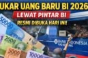 Seorang warga menerima uang baru rupiah dari petugas Bank Indonesia di kas keliling menjelang Lebaran 2026
