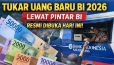 Seorang warga menerima uang baru rupiah dari petugas Bank Indonesia di kas keliling menjelang Lebaran 2026