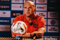 Ekspresi kecewa Johnny Jansen setelah Bali United gagal menang meski sempat unggul tiga gol atas PSIM.