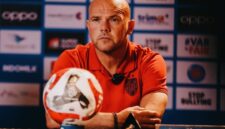 Ekspresi kecewa Johnny Jansen setelah Bali United gagal menang meski sempat unggul tiga gol atas PSIM.