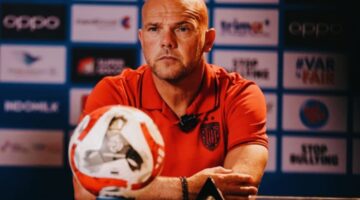 Ekspresi kecewa Johnny Jansen setelah Bali United gagal menang meski sempat unggul tiga gol atas PSIM.