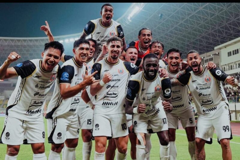 Selebrasi pemain Persija Jakarta usai mencetak gol ke gawang Malut United dalam laga penuh drama yang berakhir 3-2.