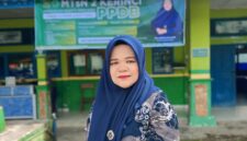 Kepala MTsN 2 Kerinci, Dra. Hj. Niswarti, M.Pd.I, berpose di halaman madrasah yang menjadi lokasi pembangunan gedung serba guna dari infak siswa dan dukungan guru.