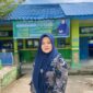 Kepala MTsN 2 Kerinci, Dra. Hj. Niswarti, M.Pd.I, berpose di halaman madrasah yang menjadi lokasi pembangunan gedung serba guna dari infak siswa dan dukungan guru.