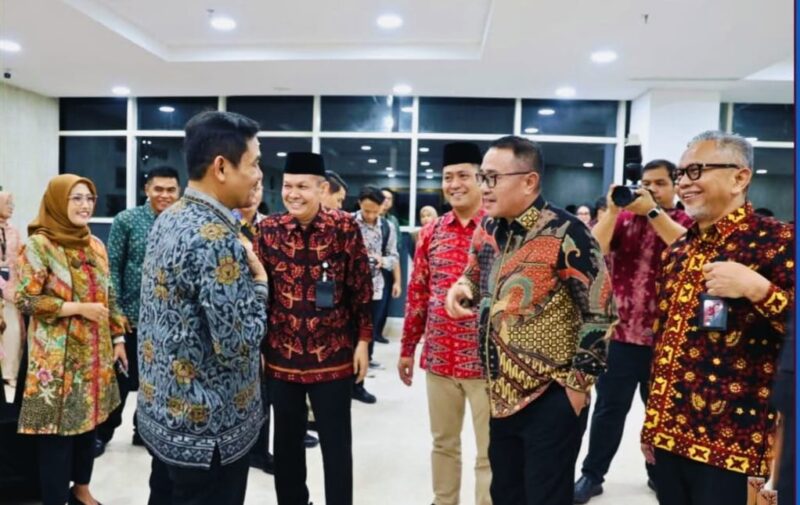 Wali Kota Sungai Penuh Alfin menghadiri RUPS Tahunan dan RUPS Luar Biasa Bank Jambi 2026 bersama Gubernur Jambi dan jajaran pimpinan daerah di Gedung Mahligai 9, Jambi.