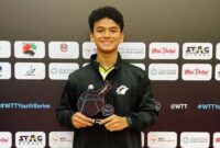 Naufal Junindra memegang piala kemenangan sebelum tampil di WTT Singapore Youth Smash 2026 kategori U-19.