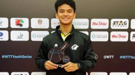 Naufal Junindra memegang piala kemenangan sebelum tampil di WTT Singapore Youth Smash 2026 kategori U-19.