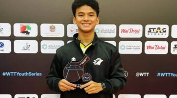 Naufal Junindra memegang piala kemenangan sebelum tampil di WTT Singapore Youth Smash 2026 kategori U-19.
