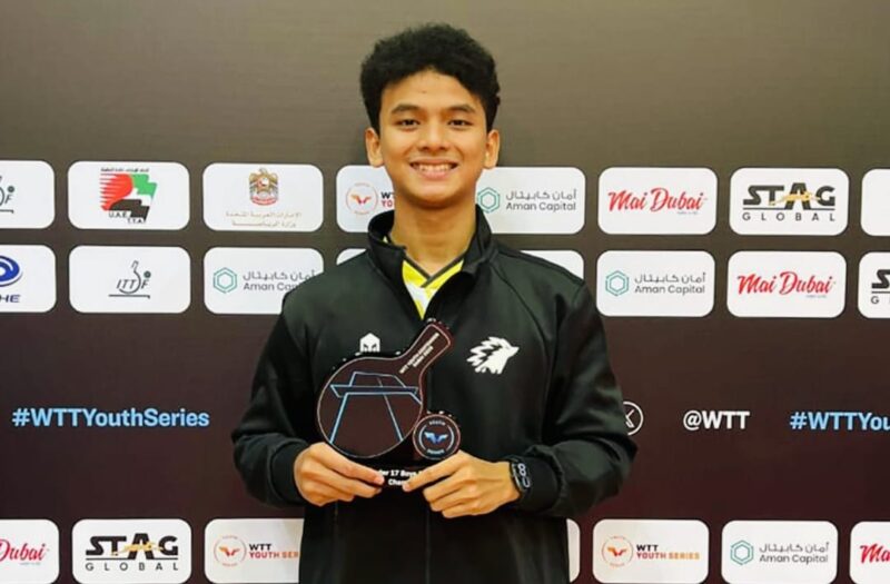 Naufal Junindra memegang piala kemenangan sebelum tampil di WTT Singapore Youth Smash 2026 kategori U-19.