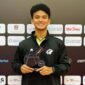 Naufal Junindra memegang piala kemenangan sebelum tampil di WTT Singapore Youth Smash 2026 kategori U-19.