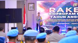 Kapolda Jambi Irjen Pol. Krisno H. Siregar memberikan arahan saat membuka Rakernis Bidpropam Polda Jambi Tahun 2026