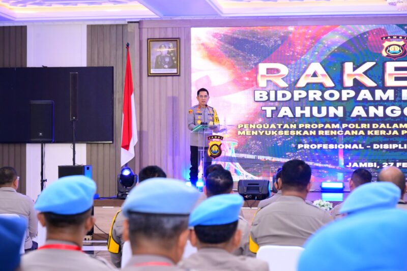 Kapolda Jambi Irjen Pol. Krisno H. Siregar memberikan arahan saat membuka Rakernis Bidpropam Polda Jambi Tahun 2026