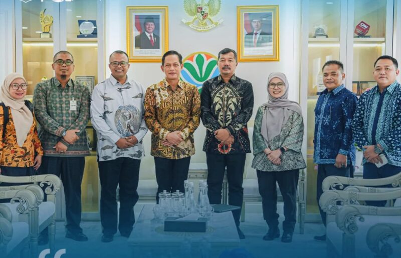 Bupati Kerinci Monadi saat melakukan audiensi dengan Menteri Lingkungan Hidup RI Hanif Faisol Nurafiq di Jakarta