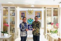 Wali Kota Sungai Penuh Alfin saat bertemu Menteri Lingkungan Hidup RI Hanif Faisol Nurofiq di Jakarta membahas bantuan sarana penanganan sampah dan modernisasi sistem pengelolaan sampah.