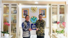 Wali Kota Sungai Penuh Alfin saat bertemu Menteri Lingkungan Hidup RI Hanif Faisol Nurofiq di Jakarta membahas bantuan sarana penanganan sampah dan modernisasi sistem pengelolaan sampah.