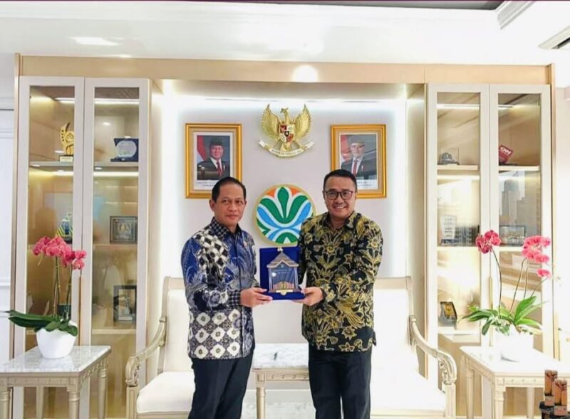 Wali Kota Sungai Penuh Alfin saat bertemu Menteri Lingkungan Hidup RI Hanif Faisol Nurofiq di Jakarta membahas bantuan sarana penanganan sampah dan modernisasi sistem pengelolaan sampah.