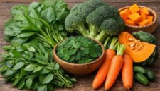 Ilustrasi berbagai sayuran pelancar ASI seperti daun katuk, bayam, daun kelor, wortel, dan brokoli yang membantu meningkatkan produksi ASI secara alami.