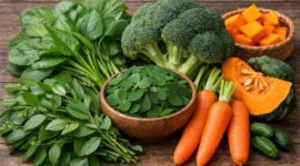 Ilustrasi berbagai sayuran pelancar ASI seperti daun katuk, bayam, daun kelor, wortel, dan brokoli yang membantu meningkatkan produksi ASI secara alami.
