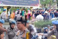 Wakapolda Jambi bersama jajaran Polda Jambi membagikan takjil dan sembako kepada masyarakat di depan Mapolda Jambi