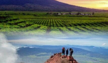 Pemandangan sunrise dari puncak Gunung Kerinci dengan lautan awan dan panorama Bukit Barisan
