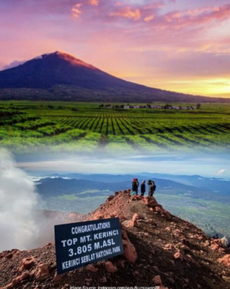 Pemandangan sunrise dari puncak Gunung Kerinci dengan latar lautan awan dan jajaran pegunungan Bukit Barisan di kawasan Taman Nasional Kerinci Seblat.