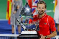 Daniil Medvedev merayakan gelar juara Dubai Duty Free Tennis Championships 2026 setelah final berakhir walkover.