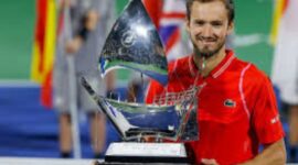 Daniil Medvedev merayakan gelar juara Dubai Duty Free Tennis Championships 2026 setelah final berakhir walkover.