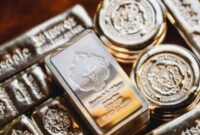 Ilustrasi batang dan koin perak batangan yang mencerminkan kenaikan harga perak di pasar global.