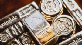 Ilustrasi batang dan koin perak batangan yang mencerminkan kenaikan harga perak di pasar global.