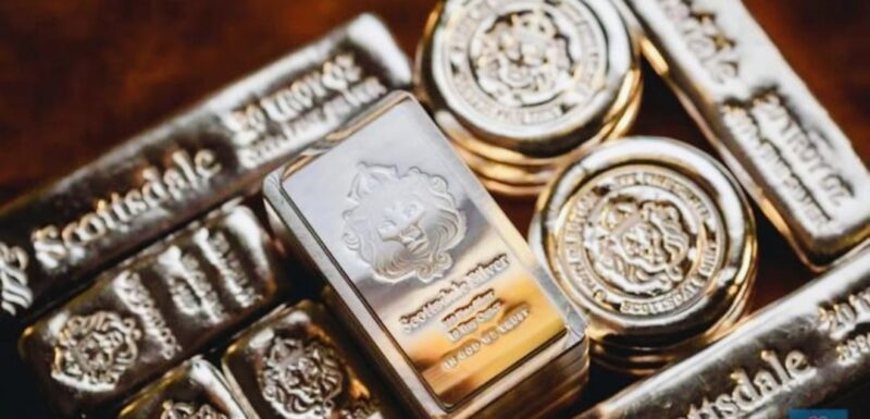 Ilustrasi batang dan koin perak batangan yang mencerminkan kenaikan harga perak di pasar global.