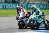 David Almansa merayakan kemenangan Moto3 Thailand 2026, sementara Veda Pratama mencatat finis kelima bersejarah di Buriram.