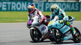 David Almansa merayakan kemenangan Moto3 Thailand 2026, sementara Veda Pratama mencatat finis kelima bersejarah di Buriram.