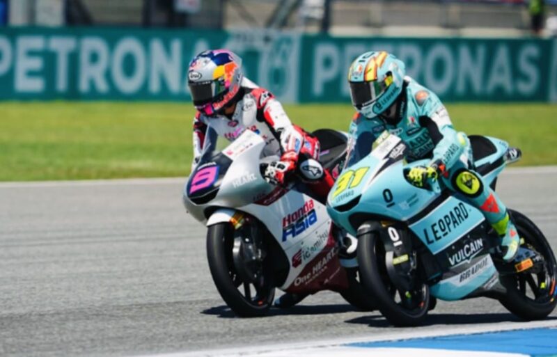 David Almansa merayakan kemenangan Moto3 Thailand 2026, sementara Veda Pratama mencatat finis kelima bersejarah di Buriram.